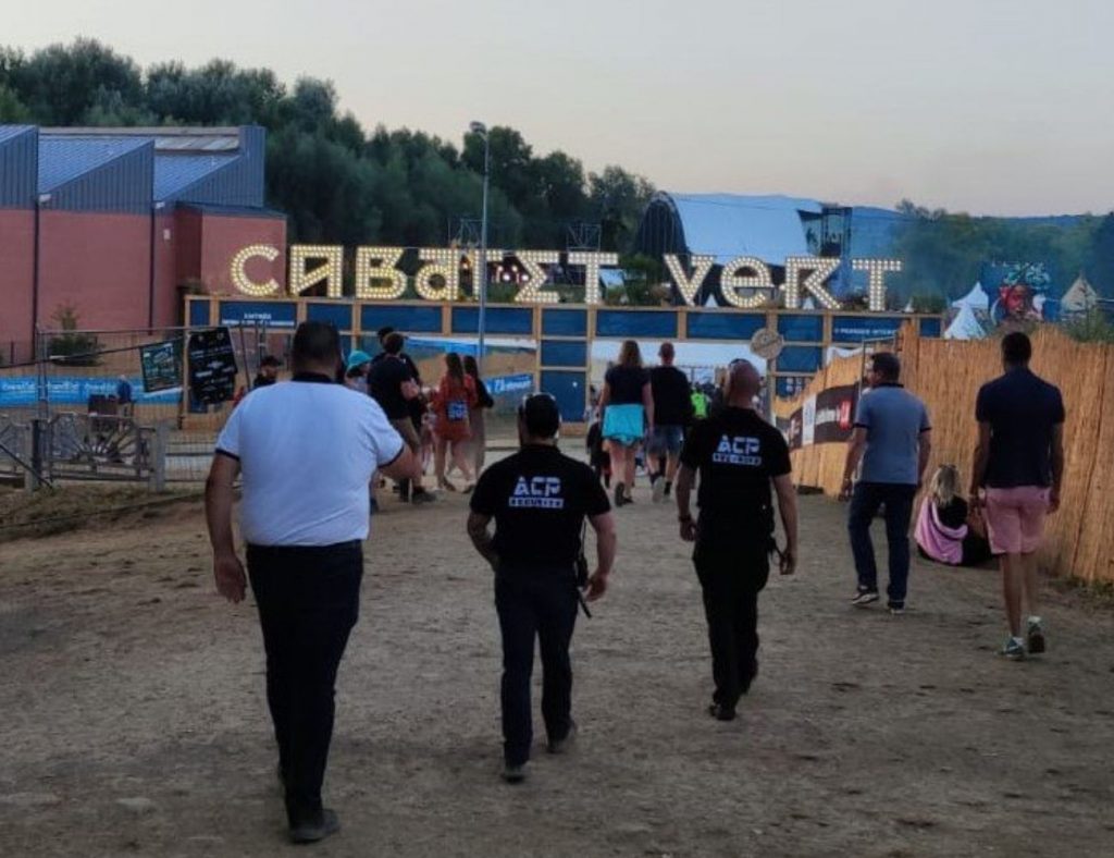 Page références - Cette photo représente l'équipe d'ACP Sécurité devant l'entrée du festival Le Cabaret Vert.