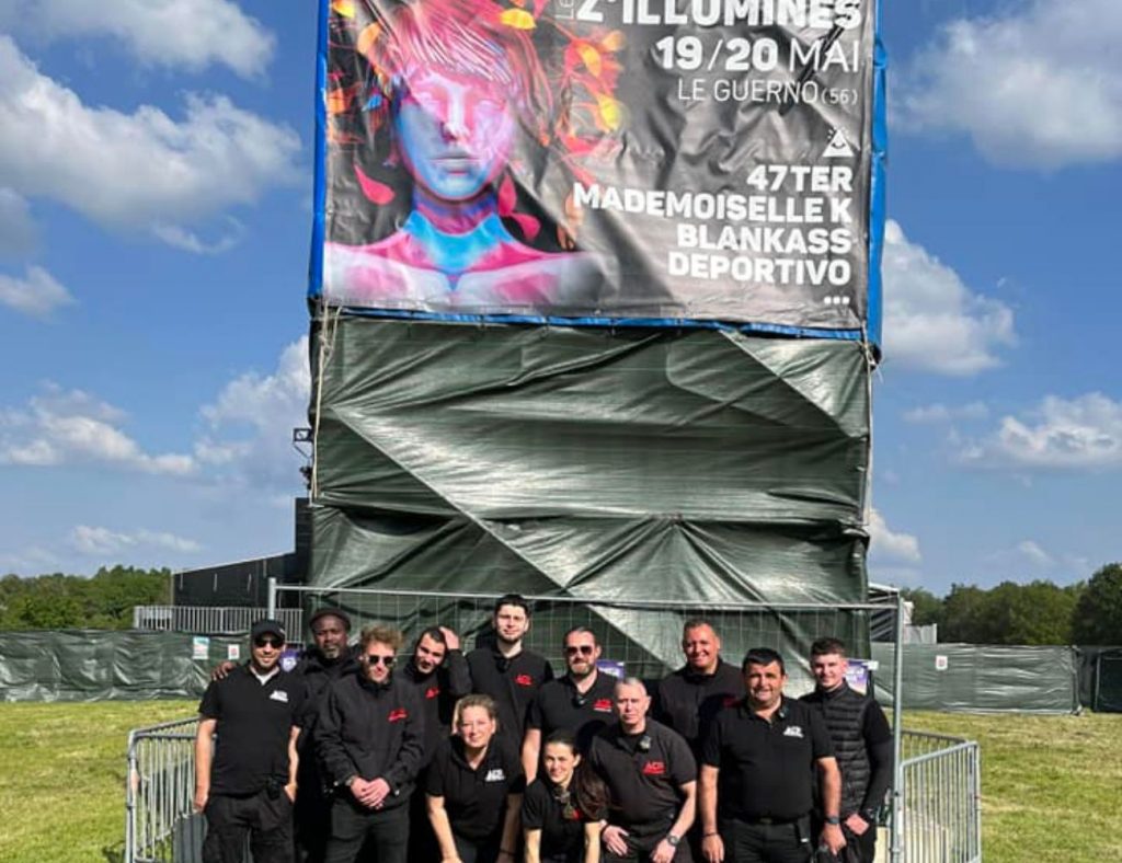 Page références - Cette photo représente l'équipe d'ACP Sécurité lors du festival " Les Z'illuminés" en 2023.