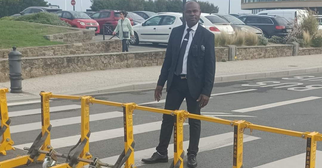 Photo d'un agent de sécurité en costume sécurisant la chausée - Page Conseil et audit de sécurité