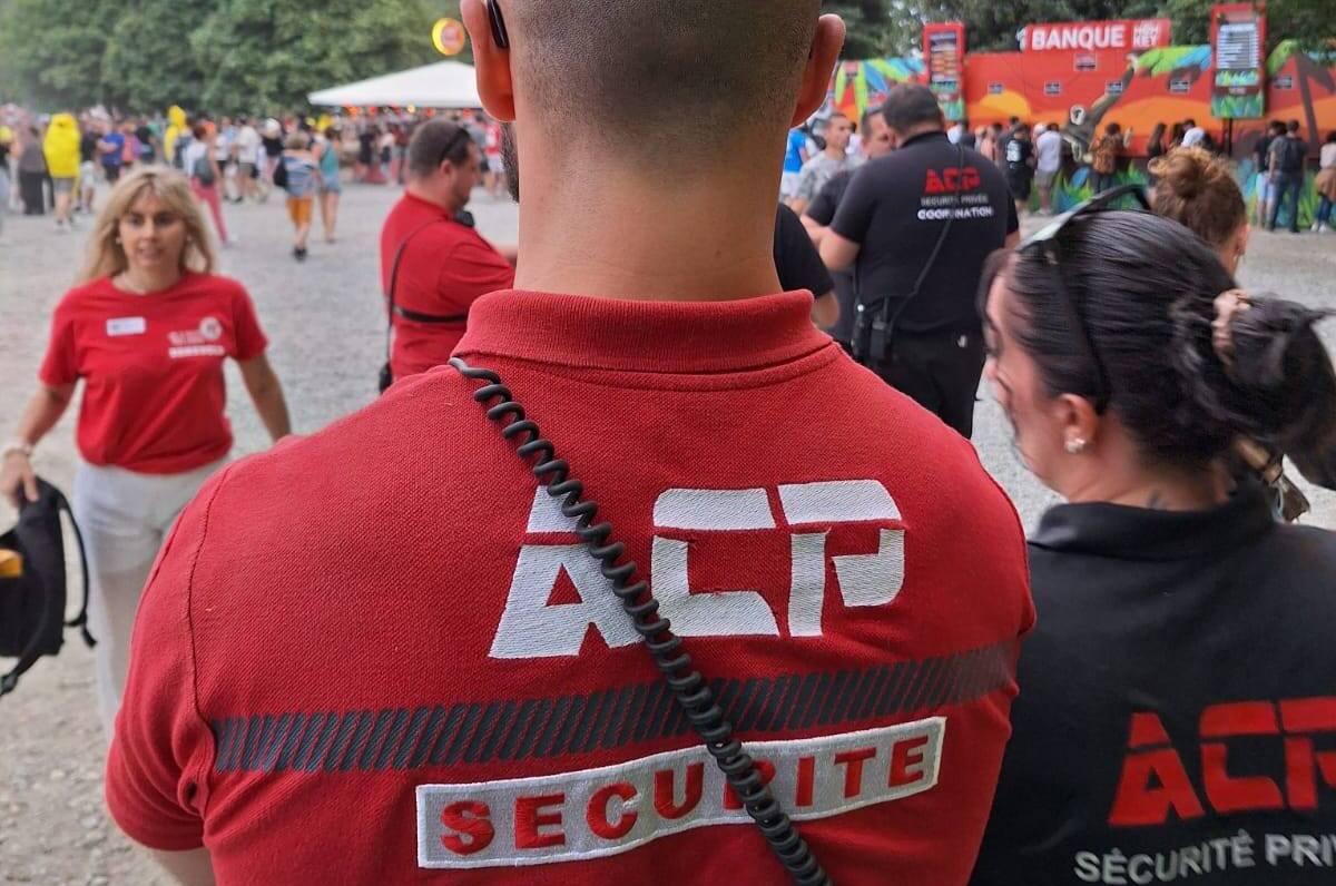 Photo d'un agent de sécurité incendie et d'un agent de sécurité anti malveillance de chez ACP Sécurité sécurisant une foule lors d'un festival